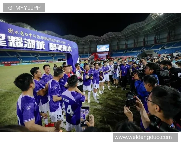 某足球明星吃中国零食视频引发热议粉丝纷纷模仿挑战美味分享文化